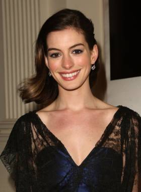 anne-hathaway_cartier_piccola