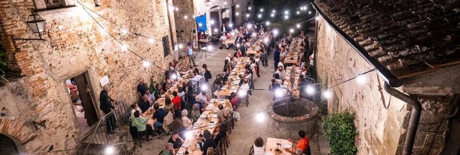 Vista aerea di Tovaglia a Quadri 2023 nella corte del Castello di Sorci (Anghiari)