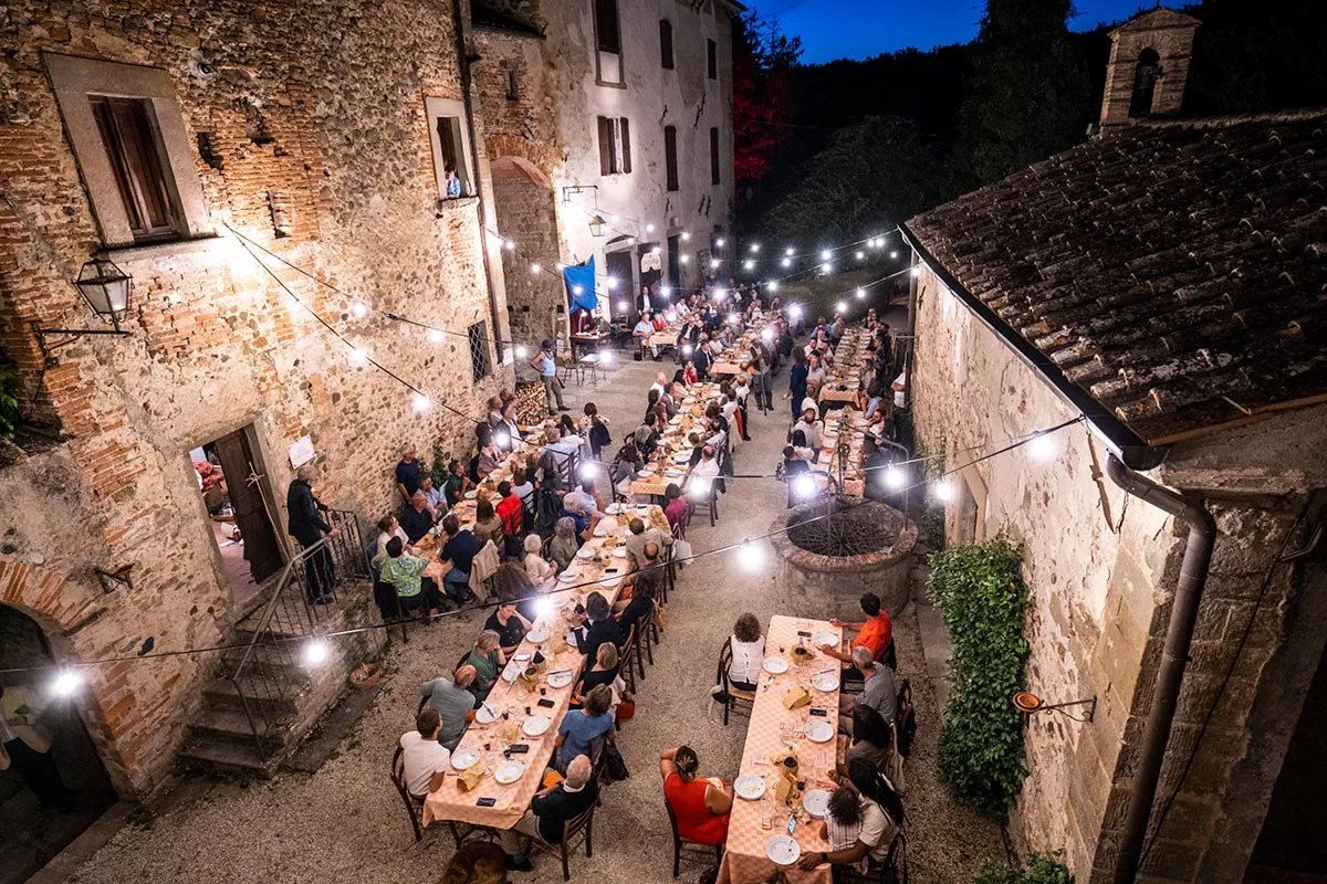 Vista aerea di Tovaglia a Quadri 2023 nella corte del Castello di Sorci (Anghiari)