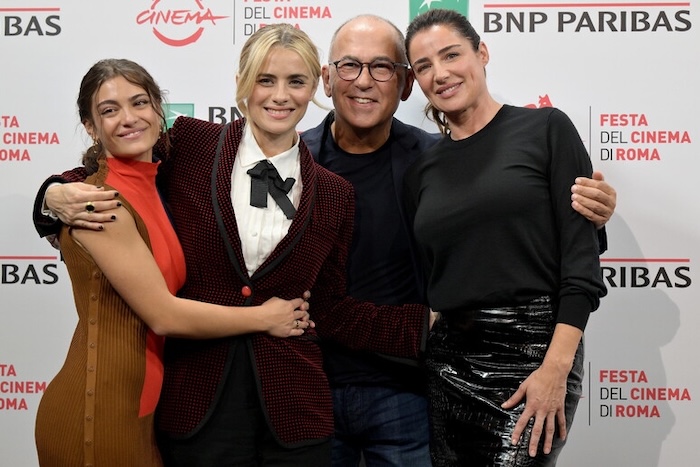 Il cast femminile di Nuovo Olimpo con il regista Ferzan Ozpetek