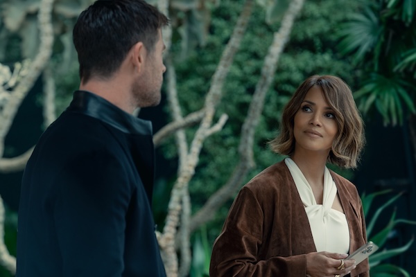 Crime 101_Chris Hemsworth e Halle Berry_PhotoCredit_MerrickMorton