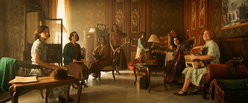 La bellissima cantante (interpretata da Nora Hernández) e le sue colleghe musiciste